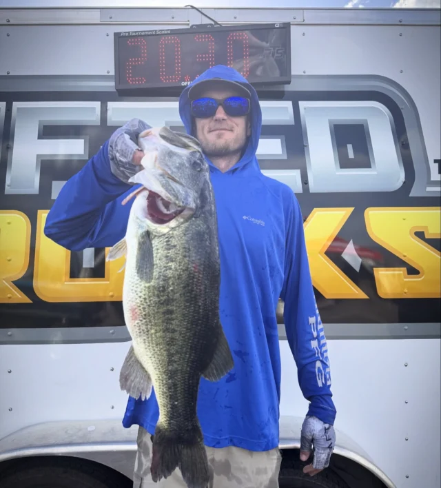 Andrew Bell with a 9.68lb beast! 1st place big fish after Day 1. Could be a $2400 fish#fishaz #instafish #fishingarizona #bassderby #desertfishing #largemouth #bassfishing #bigbass #funfishing #instabass #bigfish #lunkers #arizonafishing #derbyday #bassaddict #eatsleepfish #guideAZ #liveonthewater #arizonabassfishing #tugisthedrug #basstournament #bigfishbullies #daiwausa#bassfishing #largemouthbass
